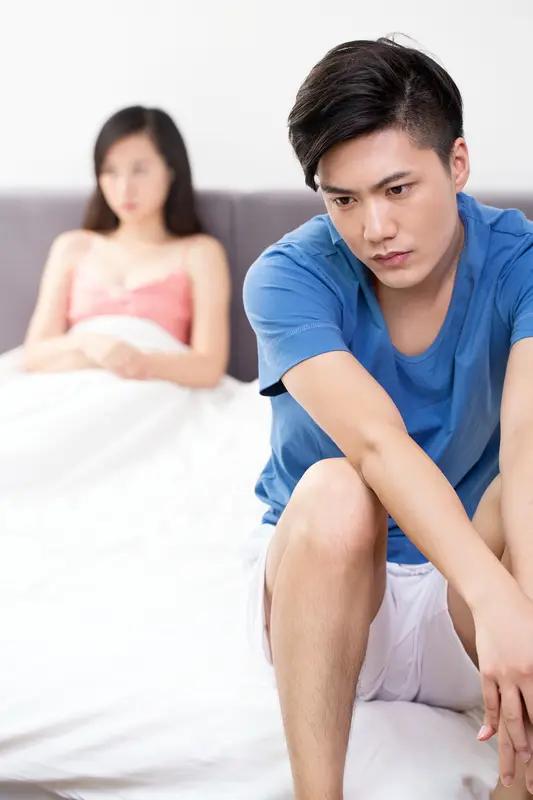 男人没钱连老婆都看不起谁的错其实不能单方面归咎于某一方。生活里柴米油盐都离不开物