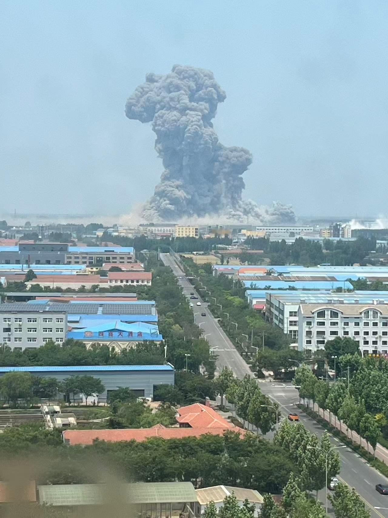卧槽！这爆炸看着也太夸张了....[衰]希望没有人员伤亡[心]山东一化工车间发生