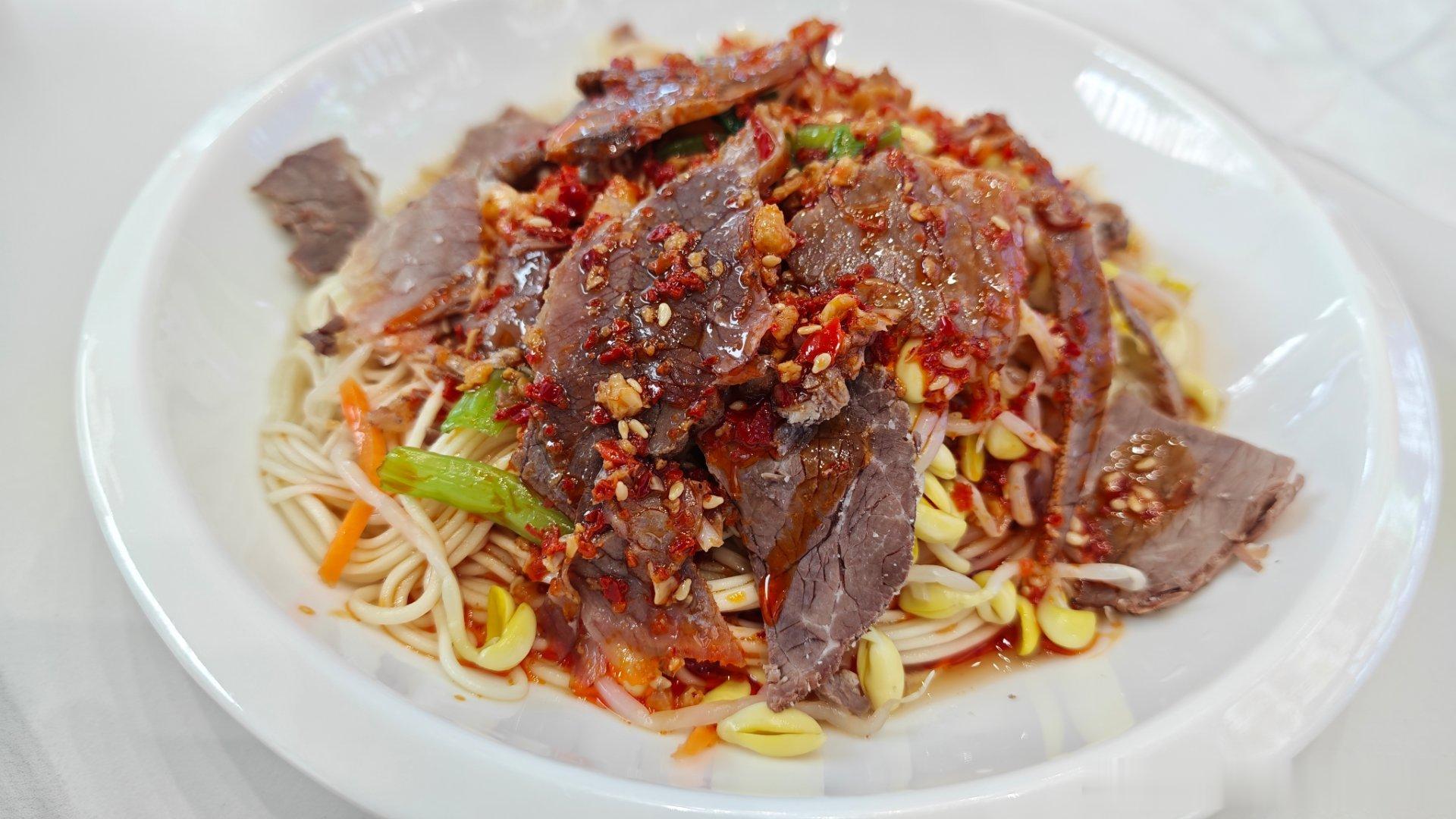 在乌鲁木齐机场转机，居然可以申请免费的中专午餐，而且基本机场内的餐馆都可以，当然
