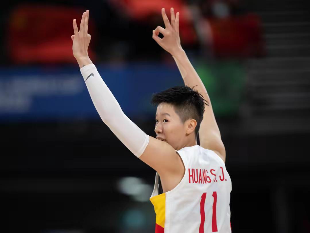 中国女篮集训队里面有几位球员连续被四任中国女篮主教练选择！

她们分别是李梦、杨