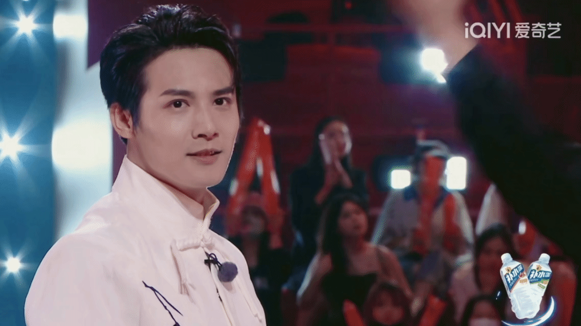 #郑业成首唱永恒少年梦回白小纯#  郑业成唱《永恒少年》就是真正唱出了灵魂，听到