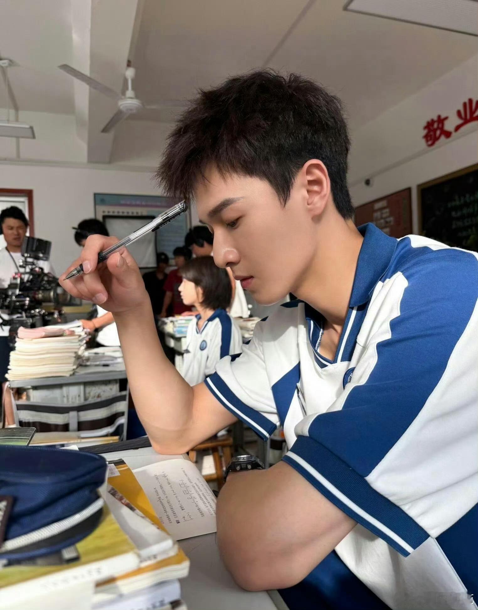 李昀锐邢武男高校服造型校服上身尽显青涩元气，李昀锐把小镇少年邢武演绎得鲜活灵动。