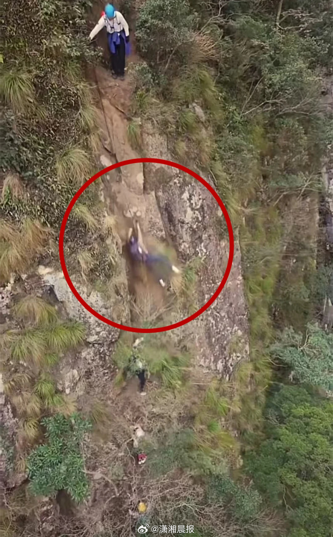 【#驴友攀登网红打卡点时坠崖受伤#，#当地回应驴友攀登网红打卡点坠崖#：现场为未