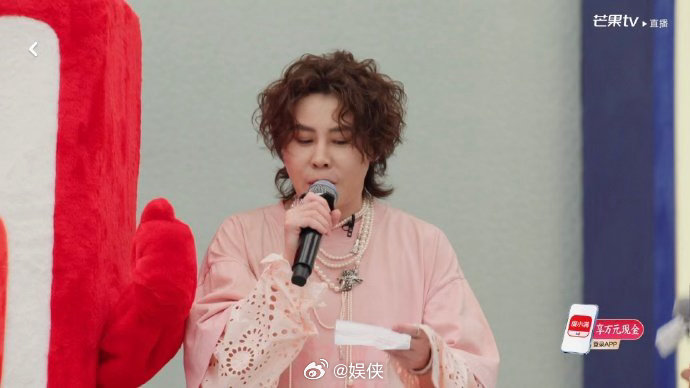 王濛乘风直播表演播音别人模仿图一乐，王濛模仿直接变专业！跟着谢楠学播音腔念口号，