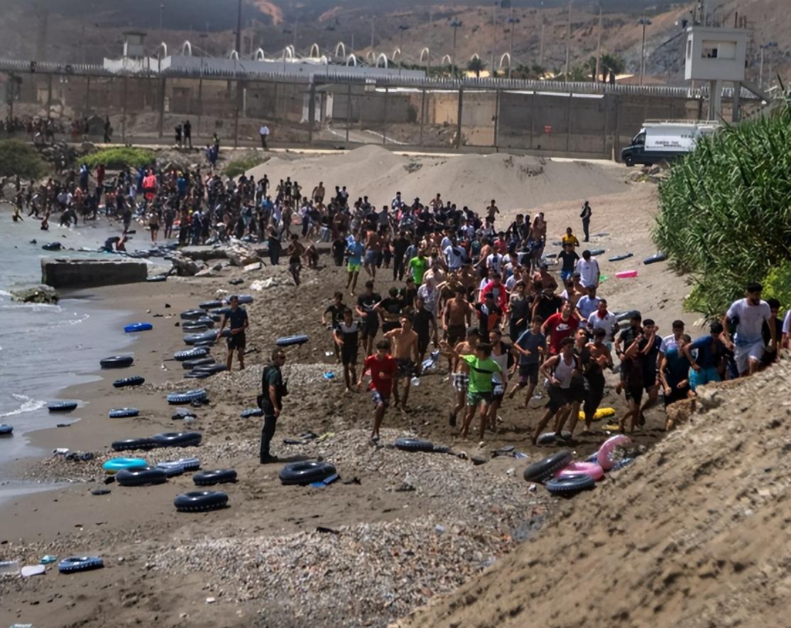 2026年7月31日，西班牙飞地休达的围栏被北非移民冲破，被拦下的扯着嗓子喊：下