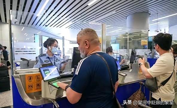 广州白云机场，一家三口高高兴兴落地。护照签证全乎，孩子还在怀里睡着，爸爸脸上笑容