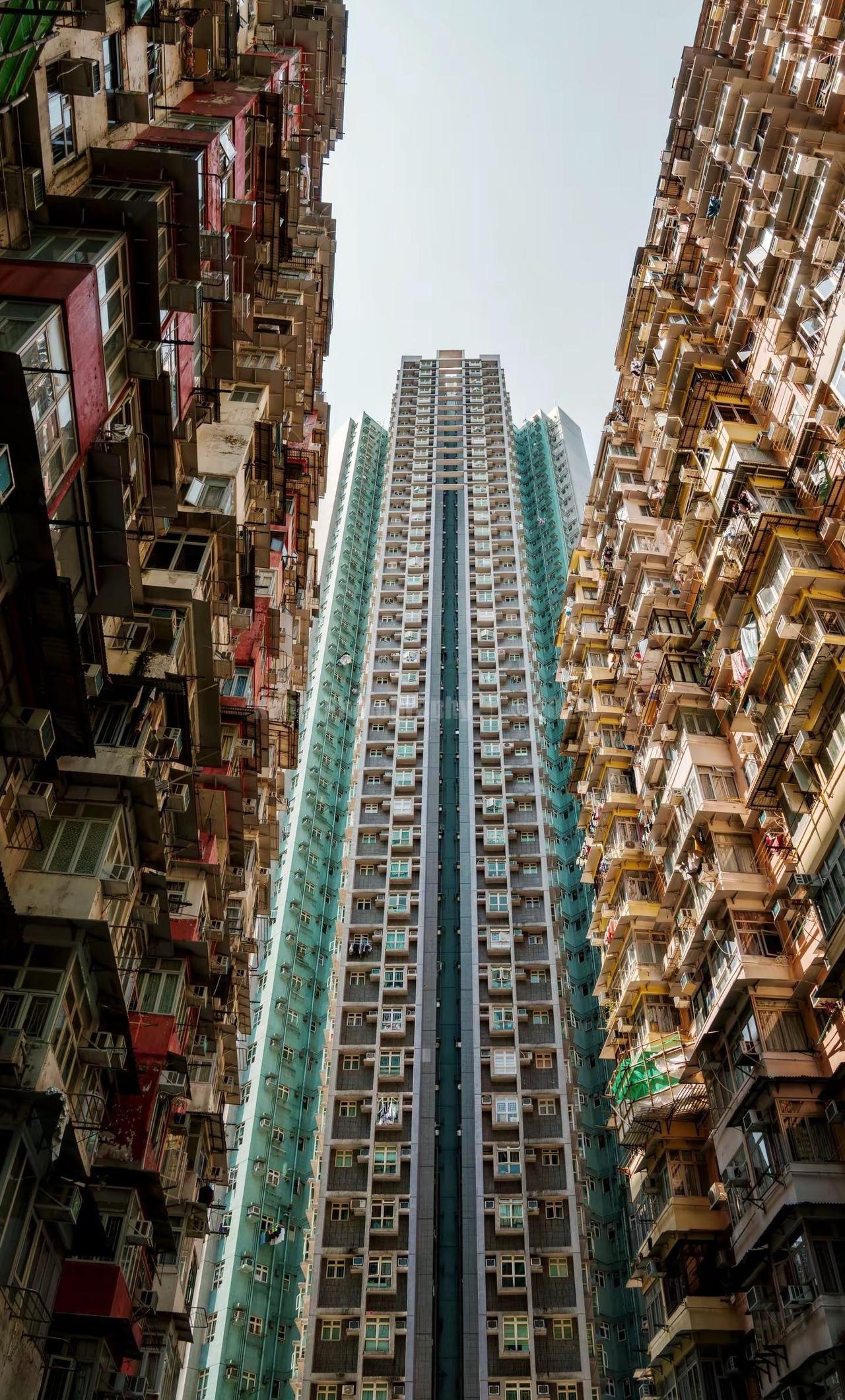探索港岛，经典机位香港怪兽大厦。来香港必须来打卡的经典机位怪兽大厦👾📍拍摄地