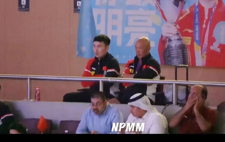 昨晚王楚钦与林昀儒的比赛中，
肖指导与牛冠凯就坐在后边观看，
王楚钦每赢一个球，