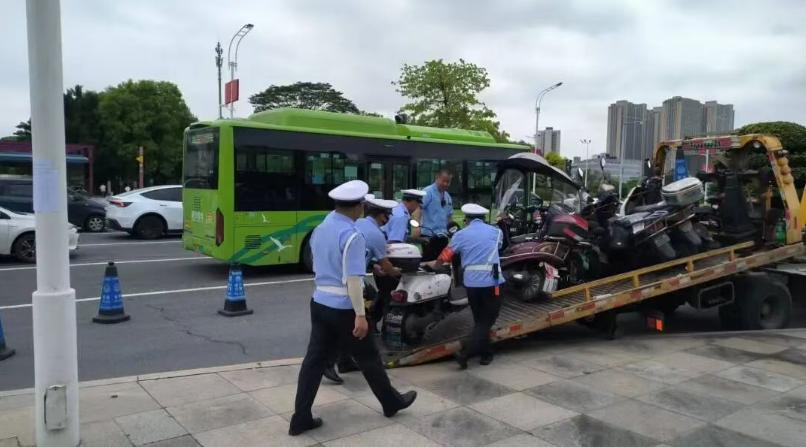 【港湾街道继续规范电鸡地铁口停车】继续之前在南沙客运港地铁站进行电鸡的规范停车行