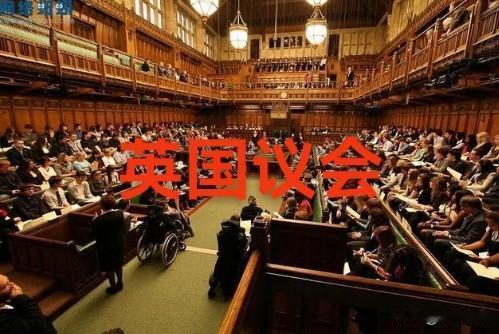英国首相不是选民直接选举，是执政党党首兼任，执政基础来自党内支持，一旦失去党内支