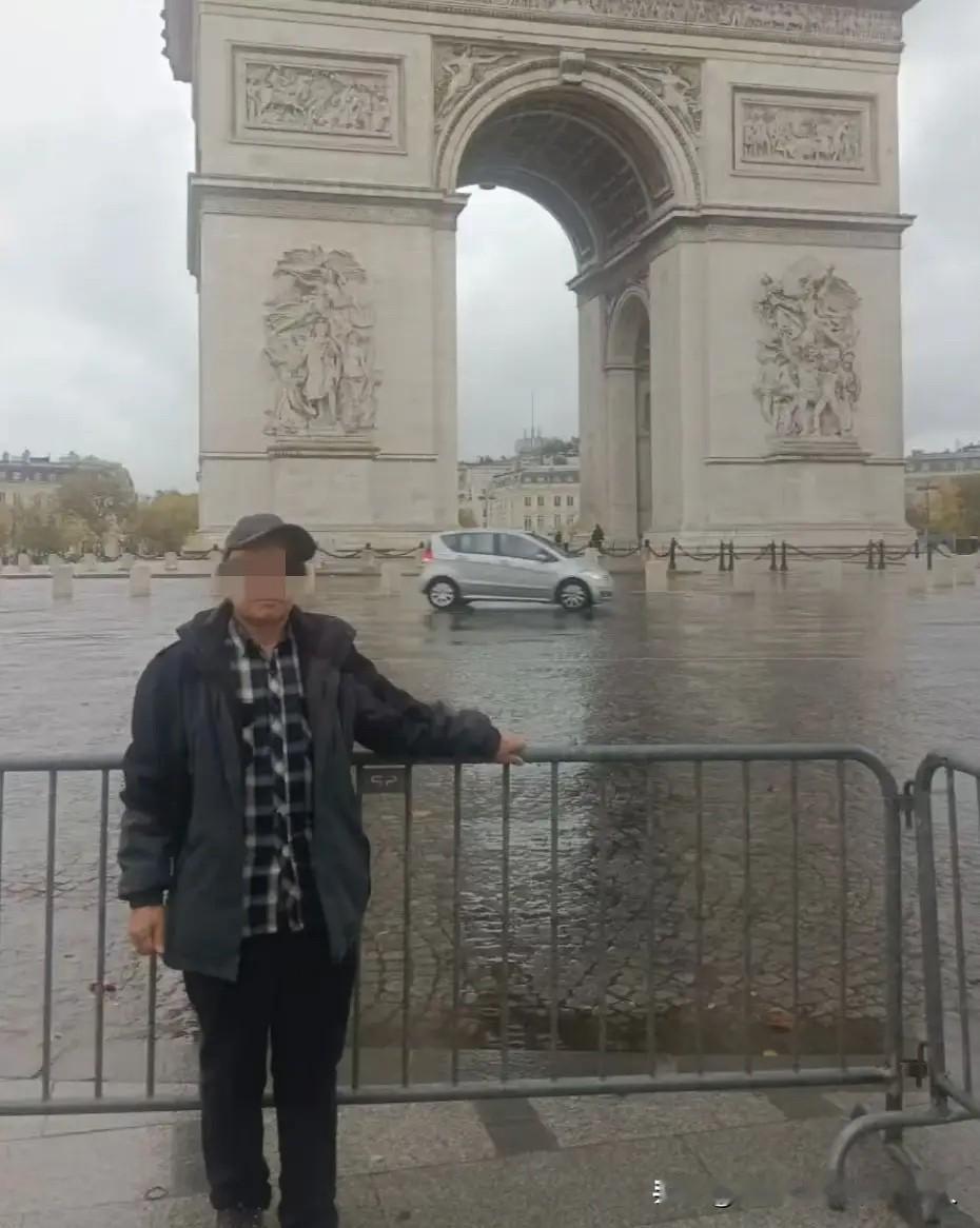 一位大爷的法国旅游照火了，有博主戏称：“照片一出，巴黎文旅的天塌了！”

没有任