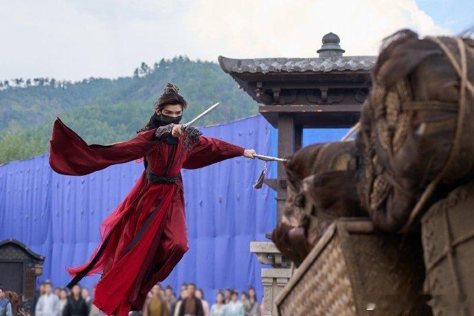  龚俊扔剑比拔剑还帅 《暗河传》万卷楼名场面杀疯了！挥剑破局后潇洒一扔，比拔剑更