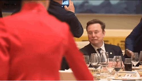 雷军找马斯克合影，化身为小迷弟了。雷军走到马斯克身边的时候，马斯克没有注意到他。