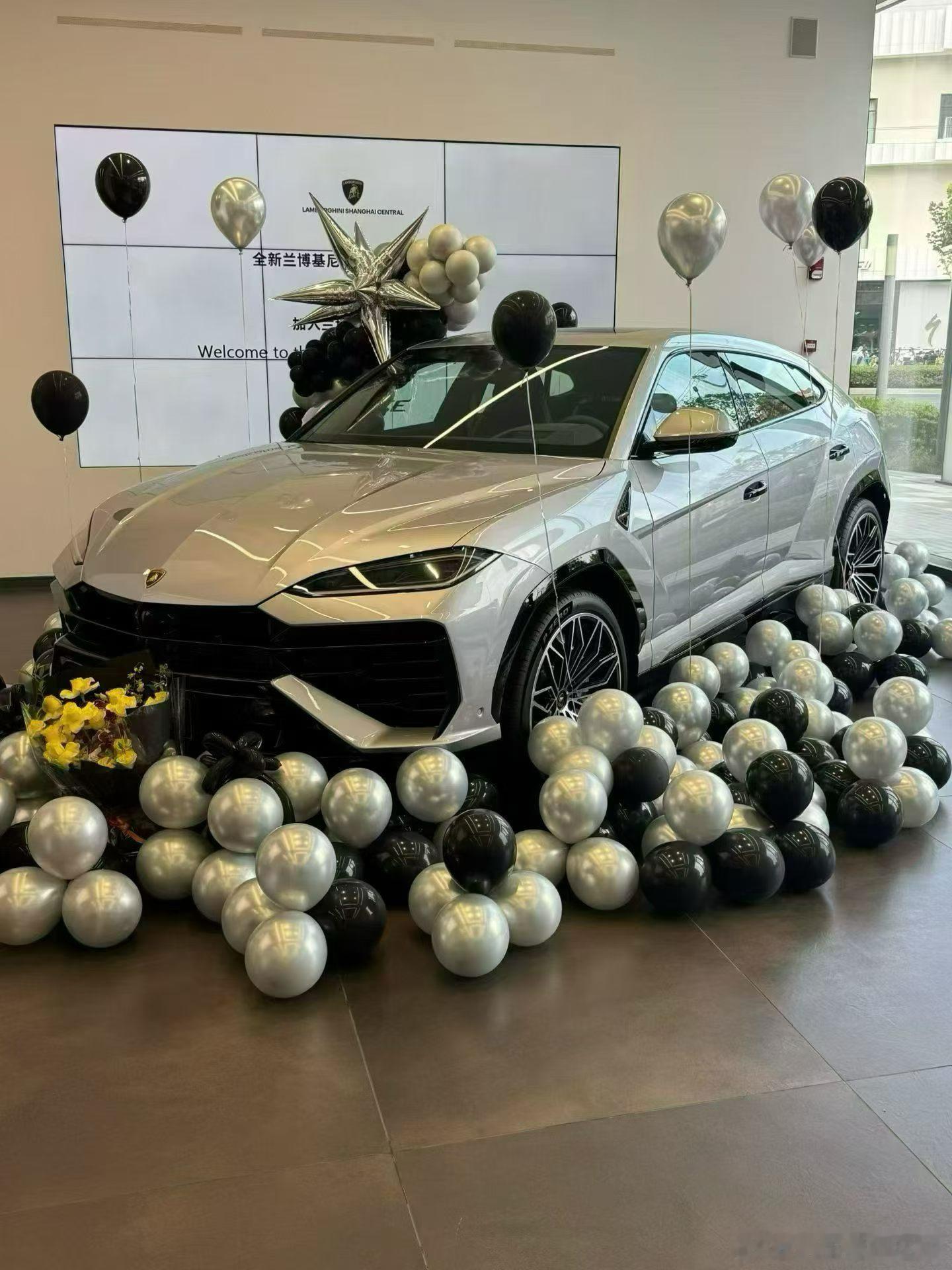 25年兰博基尼urus SE，仅1400公里，时空银外观/黑绿双拼内饰，23寸亮