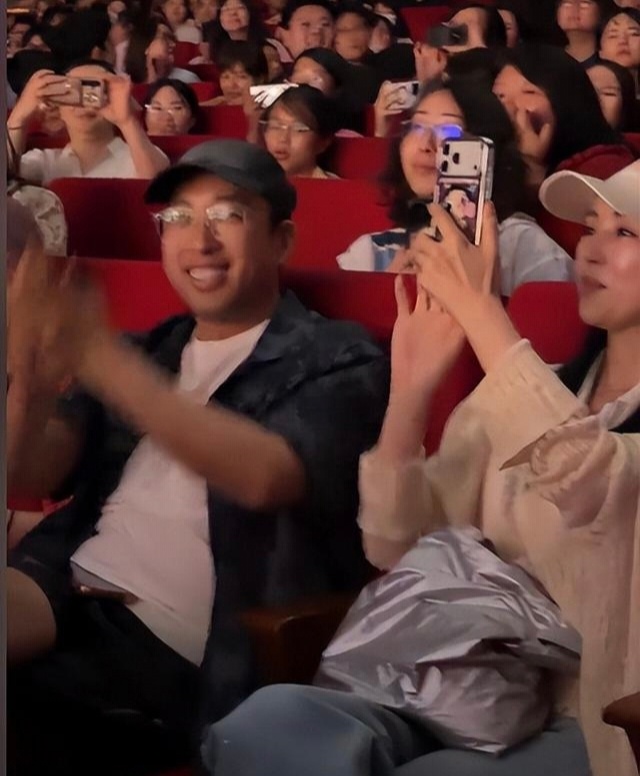 小酒窝捧场继父张维伊话剧《大话西游》！双手合十满眼崇拜，于正也来捧场了 