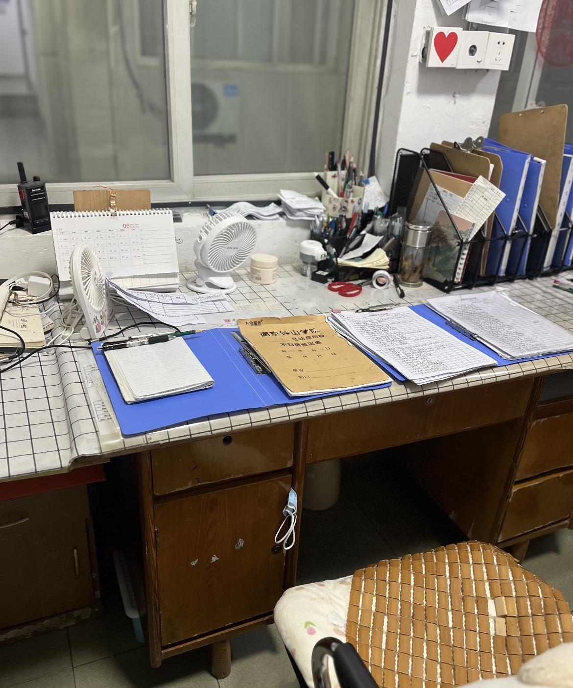 干了近二十年财务，安稳的办公室生活突然画上句号，如今有机会去做大学宿管，我却满心