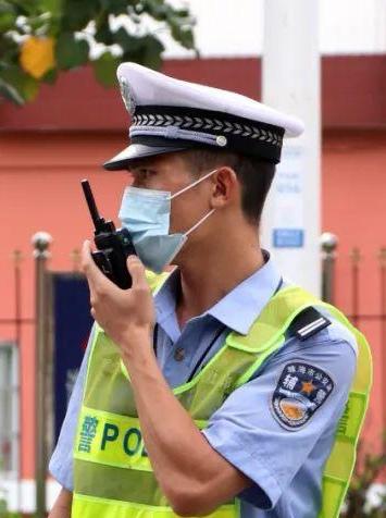 辅警执行职务时遭人拿手机怼脸直播挑衅，这一行为严重违法。它不仅侵犯辅警人格尊严，