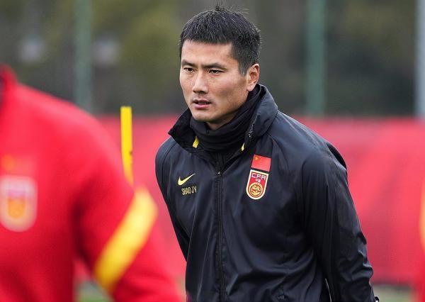 中国足球协会经公开选聘程序研究决定，聘任邵佳一为中国国家男子足球队主教练。
  