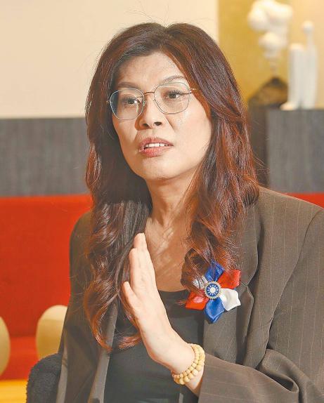 不玩虚的！
郑丽文这招够狠！


明明就是台湾政客，
手里握着话语权，
结果一开