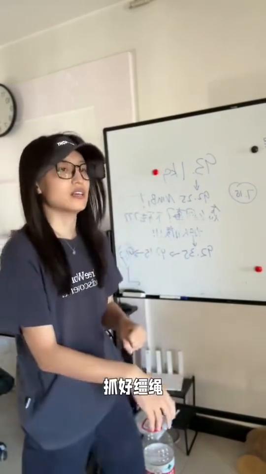 蒙古之女教你骑马。
内蒙的马可以跑很快的，它不是景区里面坐上去嘎的。内蒙马有三种