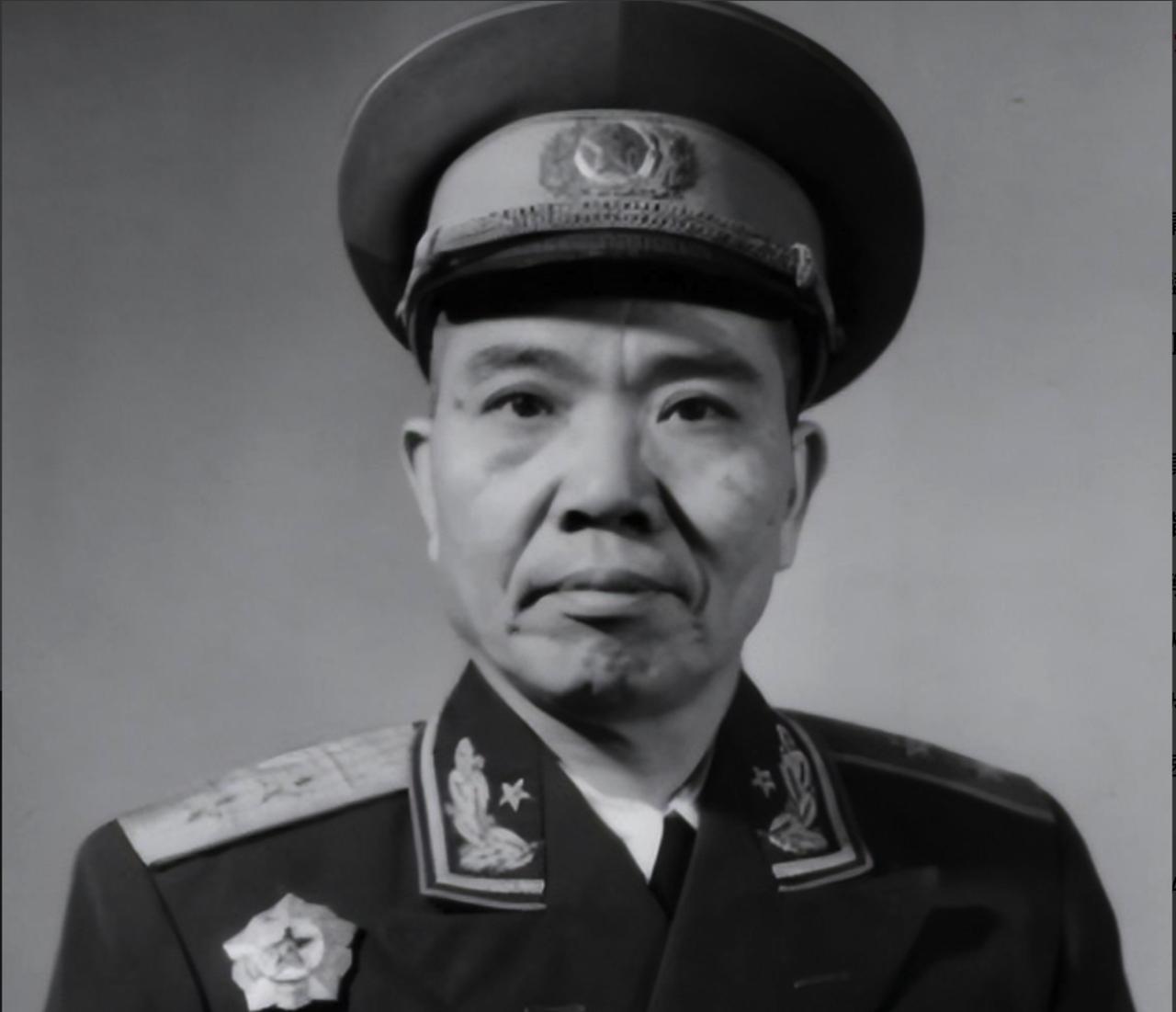 开国大典前夕，周恩来深夜问毛主席：“还记得红34师那个团长吗？”主席沉默片刻，吐