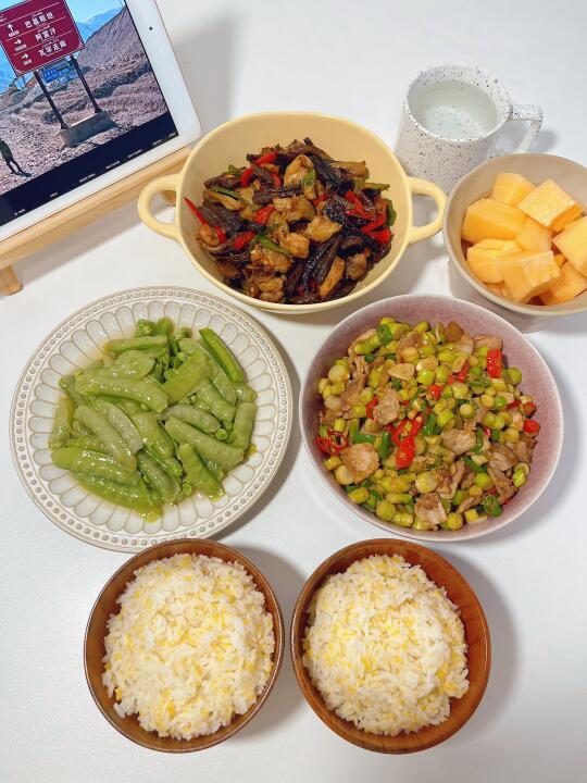 晚餐｜小笋炒肉➕鹿茸菇炒鸡肉➕水煮菜豆