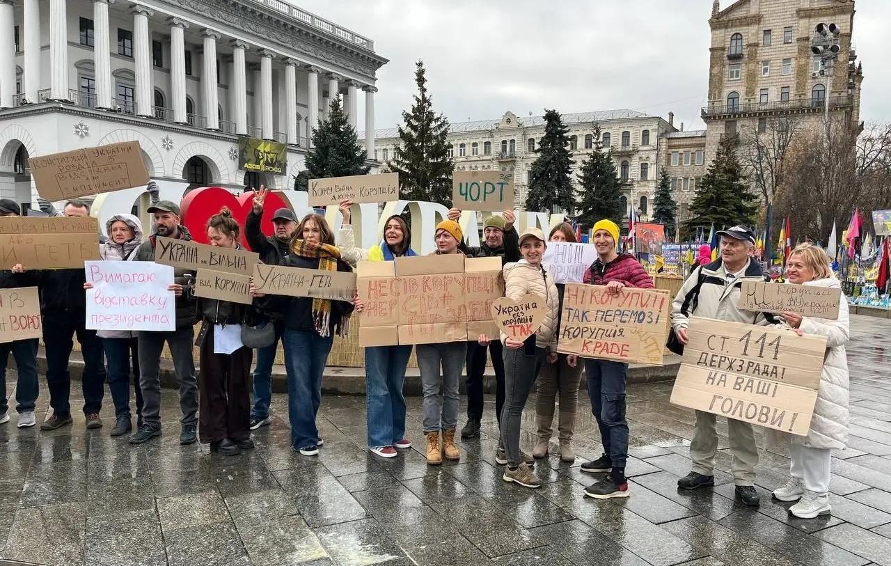 基辅爆发反腐败抗议，要求泽连斯基下台
据乌克兰媒体报道，约百名民众聚集在基辅市中