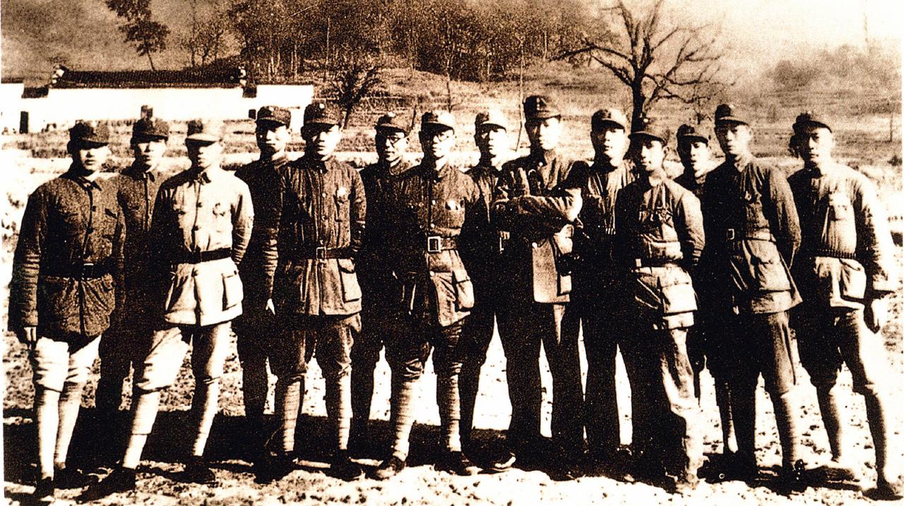 这是抗日战争时期，新四军部分将领在皖南地区的合影，其中，右一为陈毅，右四为粟裕，