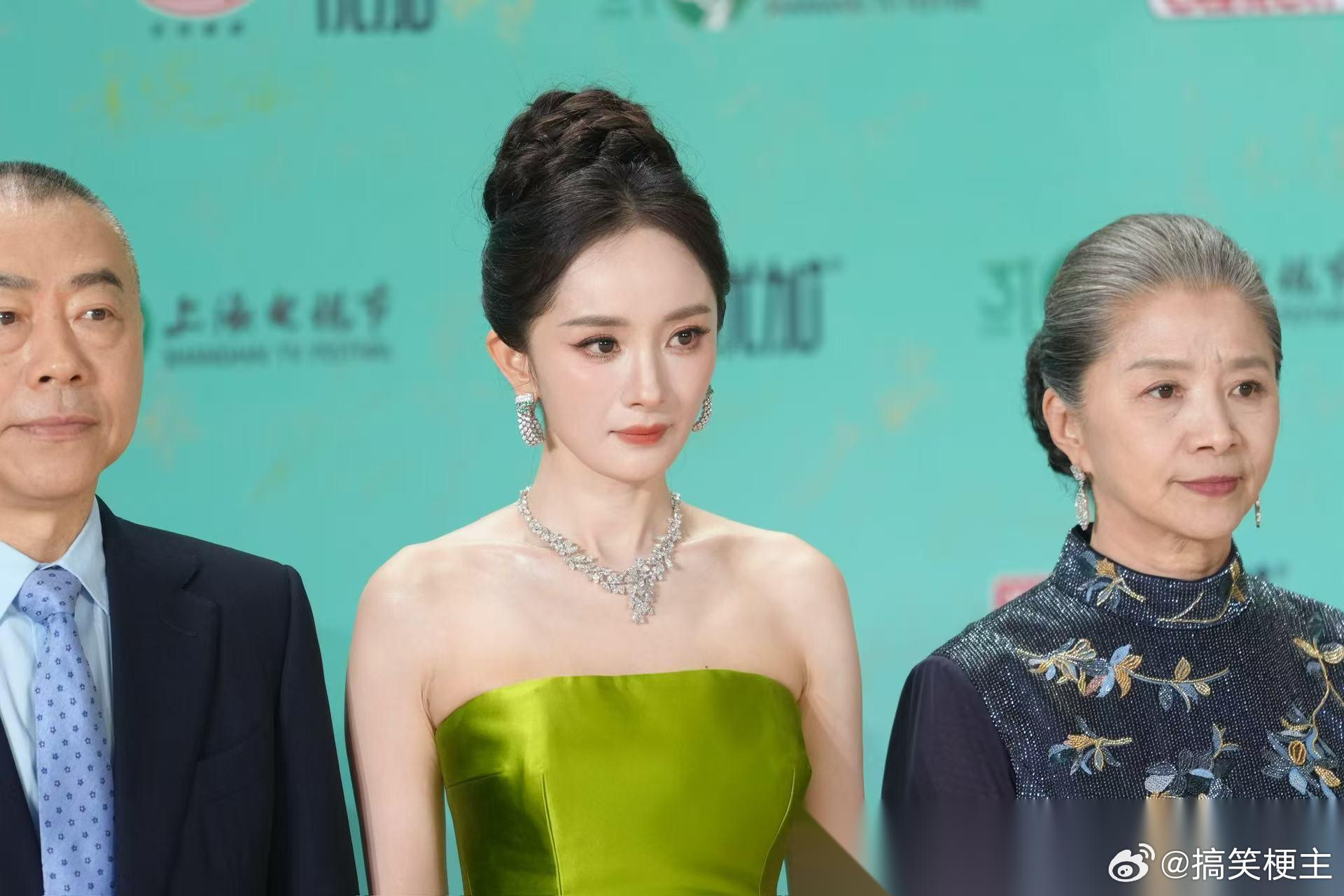 杨幂依旧被娱乐圈排斥！ 从杨幂两部电影一部电视剧在内地颁奖季的结果来看，“杨幂”