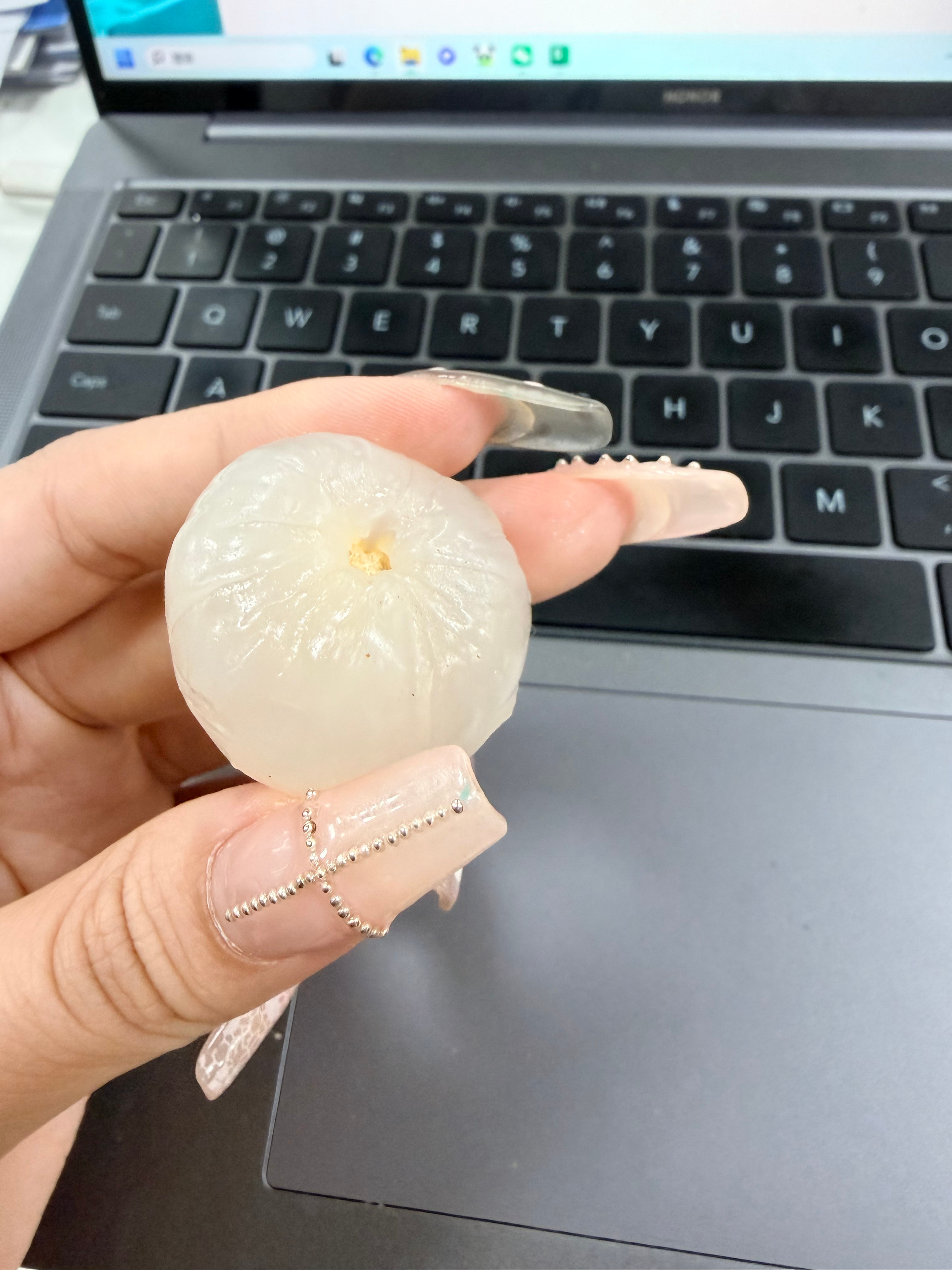 感觉这颗荔枝的死度应该达到了50% 还没吃过那种晶莹剔透的荔枝 