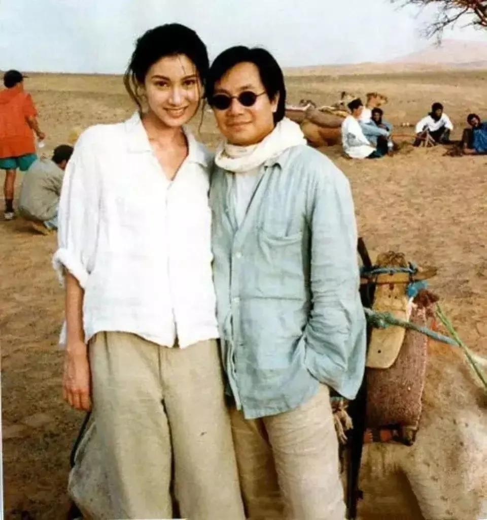 年轻时的李嘉欣和金牌经纪人陈善之的一张合影，那时候的李嘉欣美得无可挑剔，美得石破