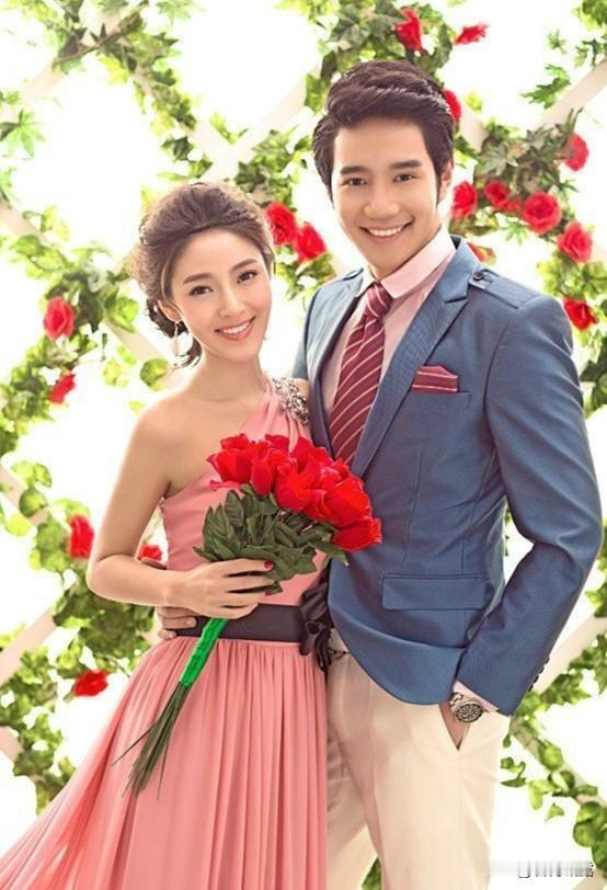 上联：相亲相爱，幸福伴侣。
下联：相濡以沫，美满家庭。