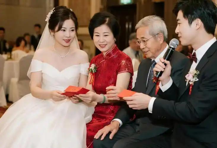 不结婚不生孩子，到老了真的会很惨吗。
 
有人说，单身一辈子自由体面，不用被家庭