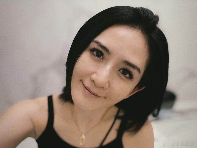 谢娜彩色九宫格自拍  谢娜自拍plog 谢娜发至超话的彩色九宫格自拍plog很是