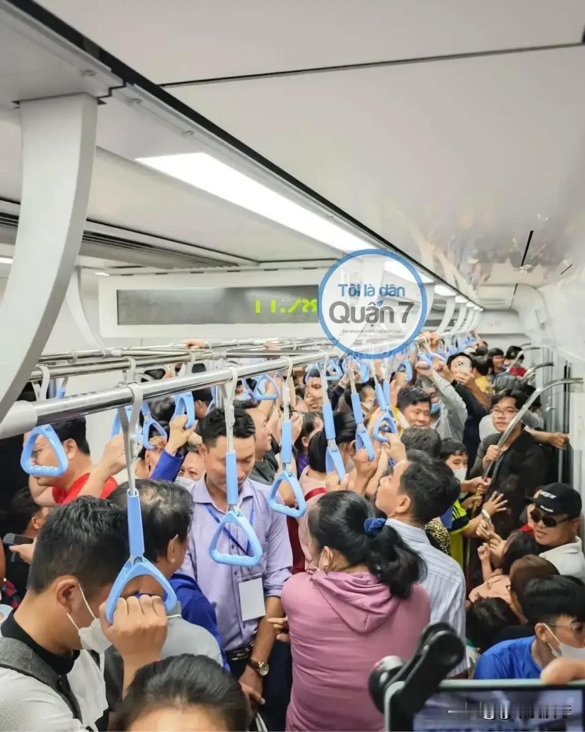 越南胡志明市地铁开通运营的第一天，由于赶来体验地铁的市民实在是太多，已经超过了地