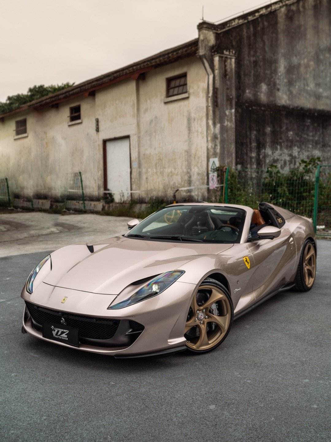 Ferrari 812 GTS 特殊漆面，木质内饰还有双色座椅完美诠释tailo
