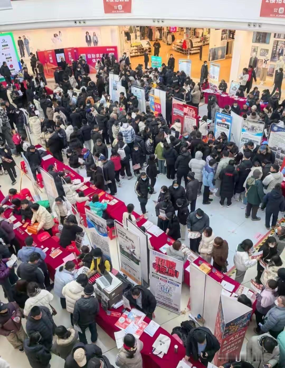 奉劝大家一句，
最后两个月宁愿在家休息，
也不要出门找工作，因为现在的招聘
都是