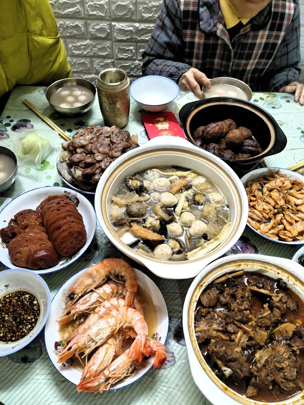 过年第一顿搞定了，在娘家先祭祖然后吃年夜饭，为了这顿重要的饭忙了好几天了，看着满
