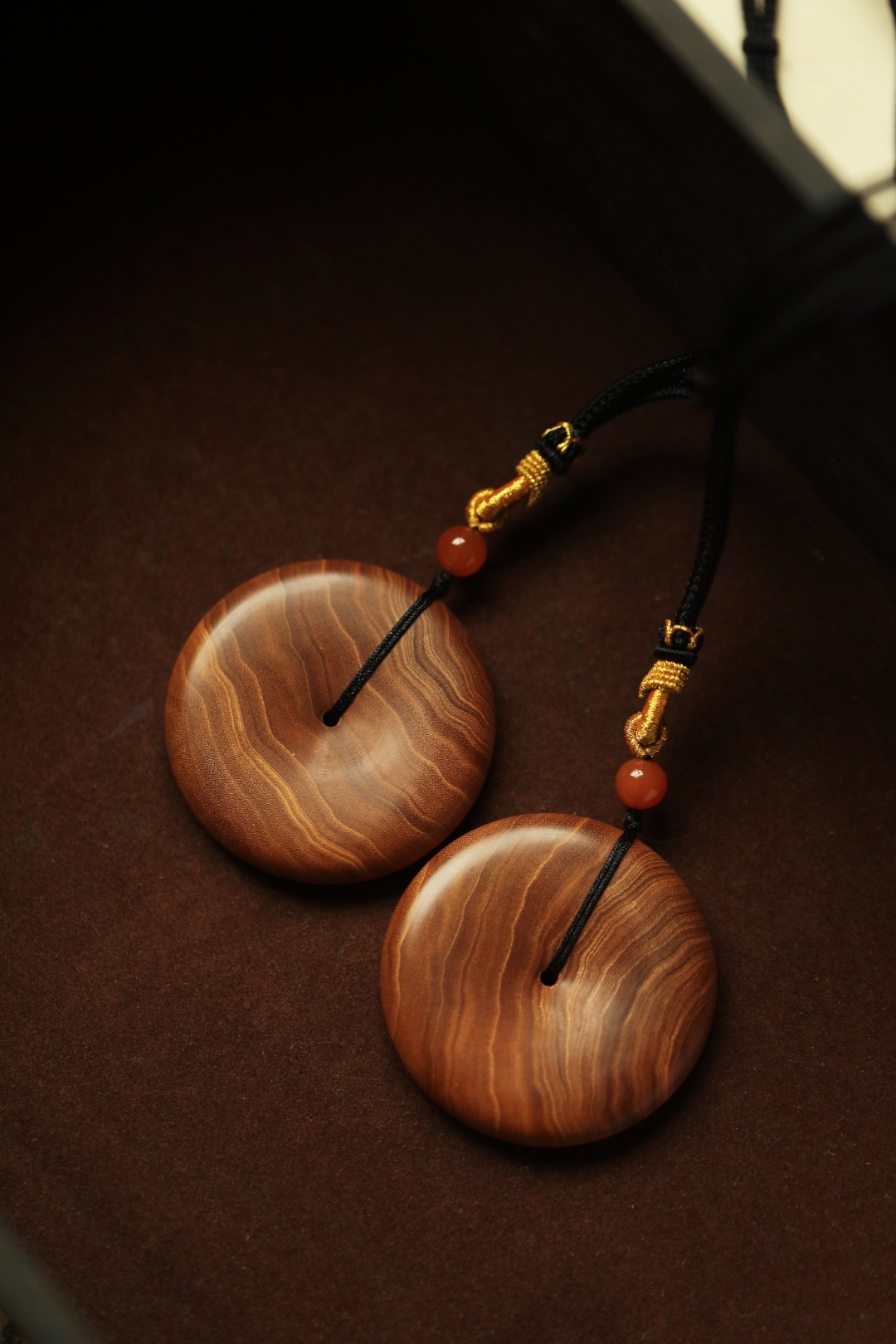 老山檀香 | 平安扣·吊坠老山檀香黑肉老料，质地温润，手工编织吊绳，小巧精致，味
