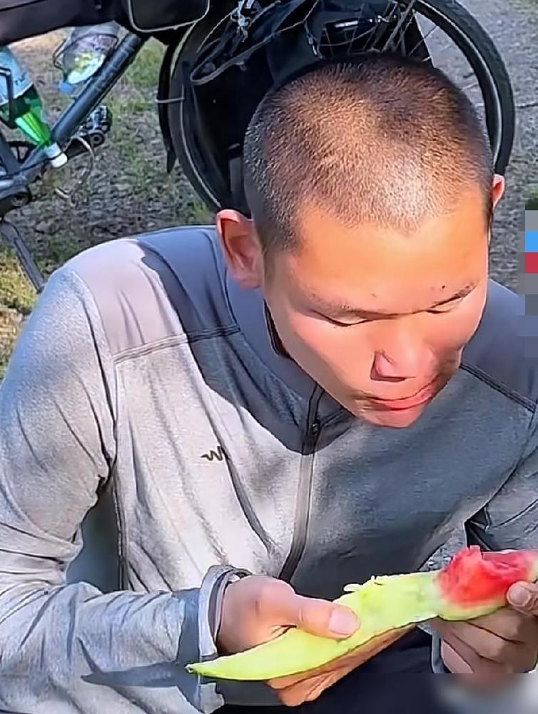 被这张照片震撼了

说真的之前我还跟着网上的风吐槽过，觉得这些做户外的博主都是装