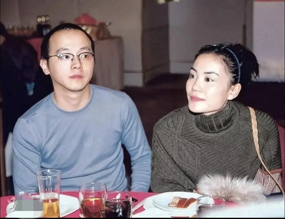 活在爱情里的王菲很自嗨。
和窦唯在一起的王菲，一副非他不嫁的任性小表情；窦唯清冷