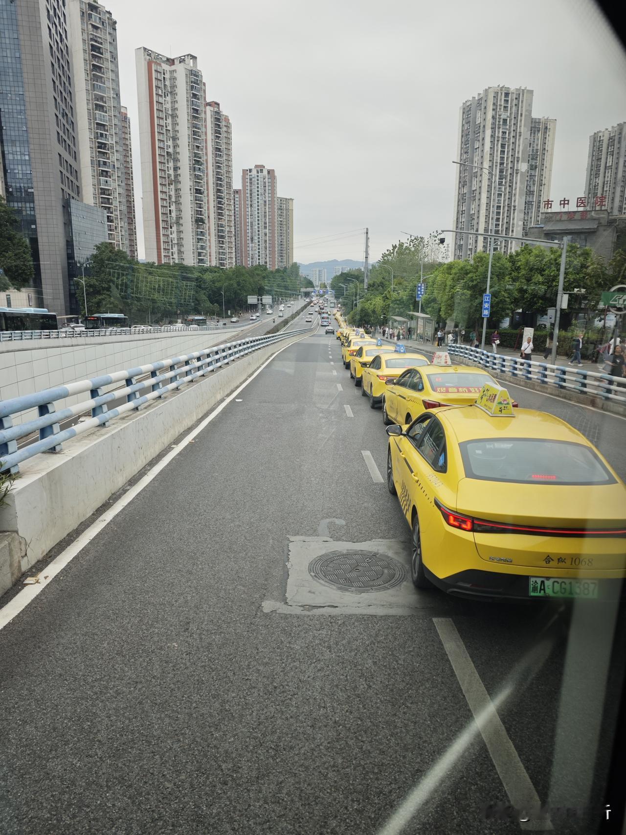 今天重庆市中医院门口的出租车怎么排起这么长的队，之前从来没有遇到过！