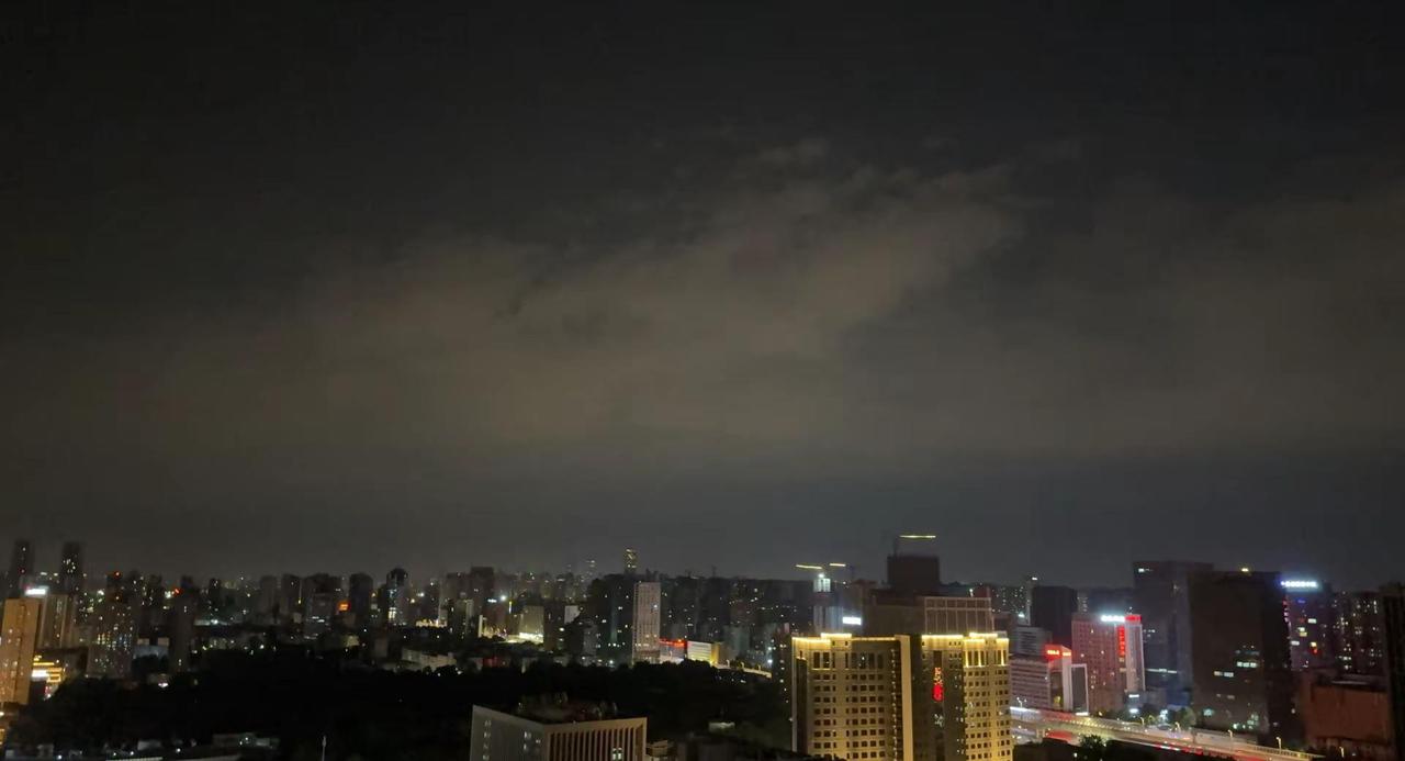 这会儿天气闷的不行！下午三四点的时候局部下了一点雨，晚上八点左右的时候不停的打闪