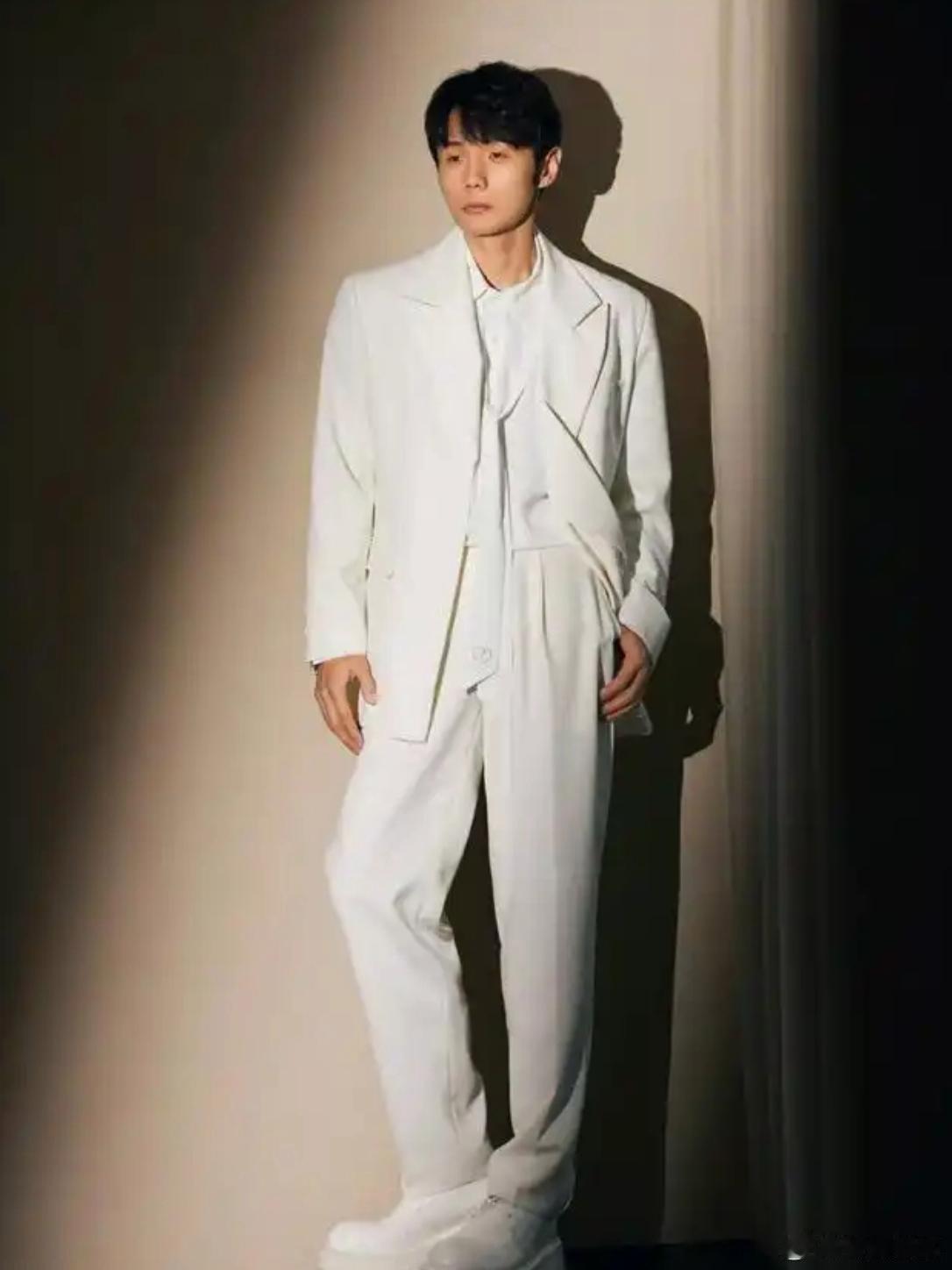 李荣浩听了都不知道这是他的歌，《李白》是由李荣浩创作词曲、编曲并演唱的乡村流行歌