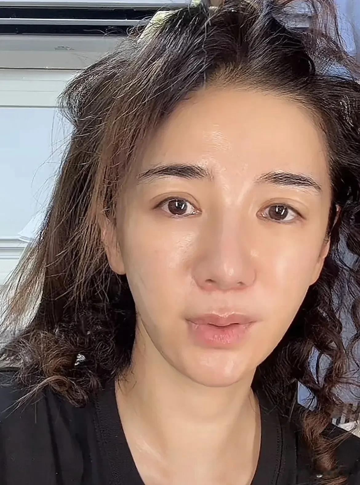 是黄奕先拿自己和女儿的视频出来试水的，她也是娱乐圈的老人了，难道不知道她前夫这种