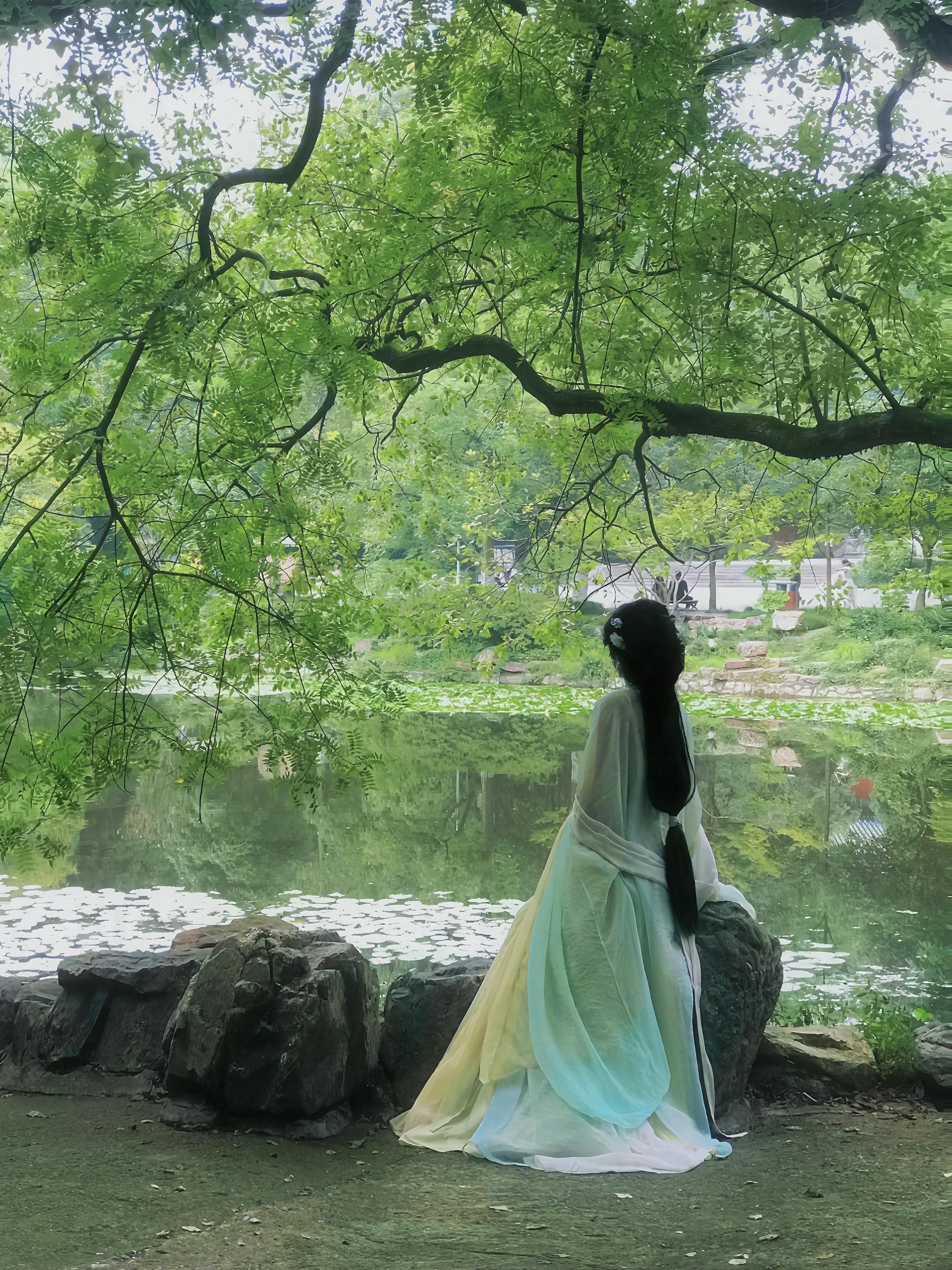 “当时明月在，曾照彩云归”