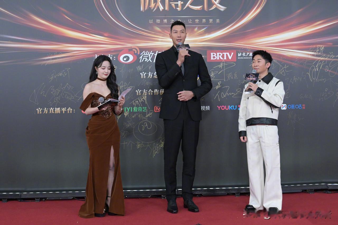 杨迪应该算是微博之夜上最无语的主持人了吧？

穿了增高鞋垫也不敢正视易建联，想搂