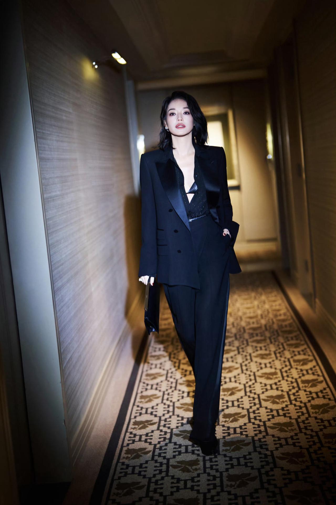 美丽的舒淇 ，穿正装利落十足，格调满满！