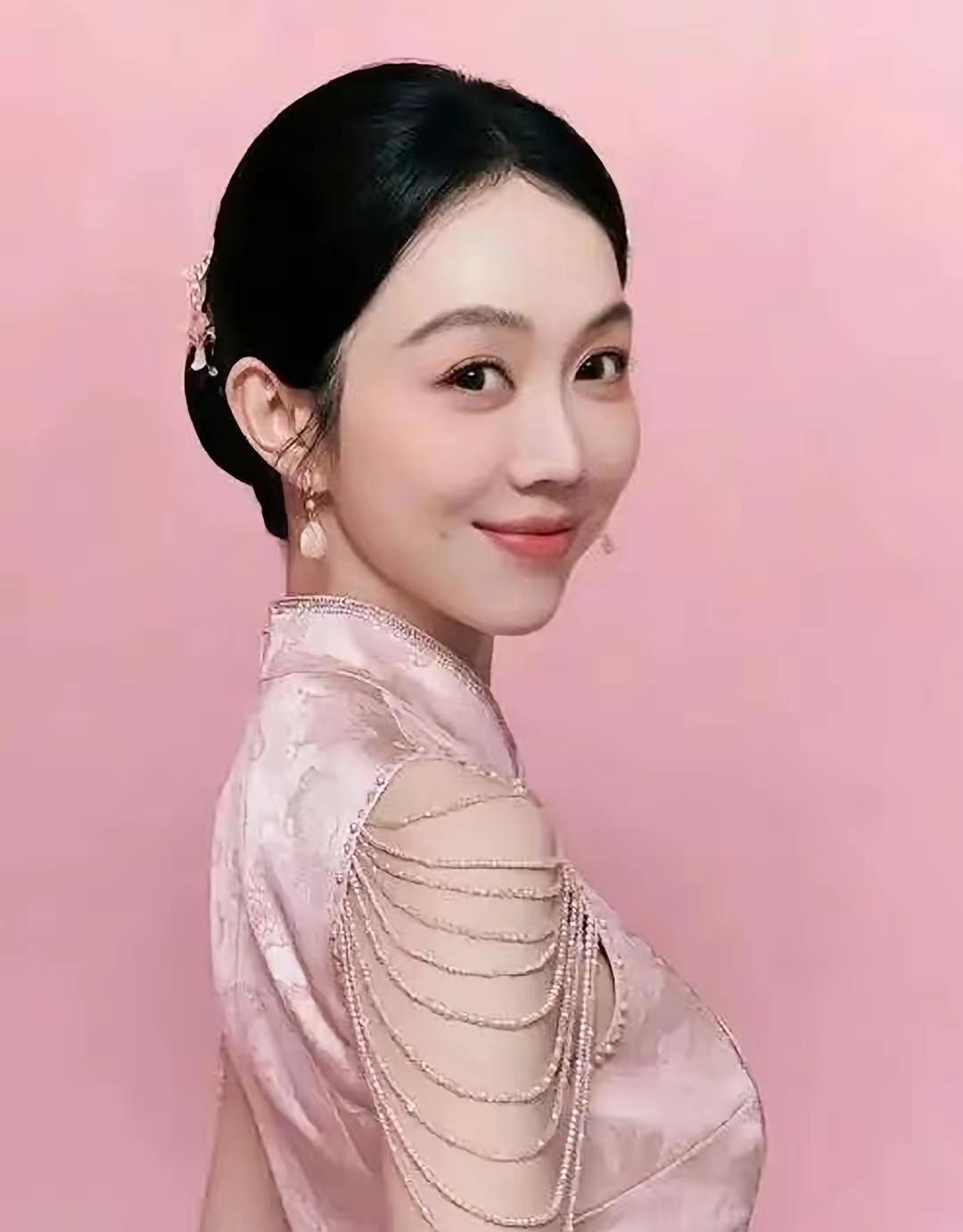 谁说明星结婚就得嫁豪门？2020年，姜妍经干妈宋丹丹牵线，悄悄嫁给一位年入五十万