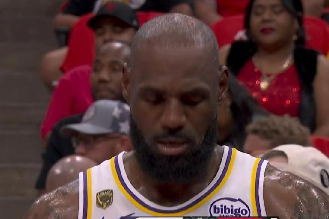 湖人狂送13失误！送火箭温暖？？？

在火箭主场迎战湖人的G4的上半场比赛中发生